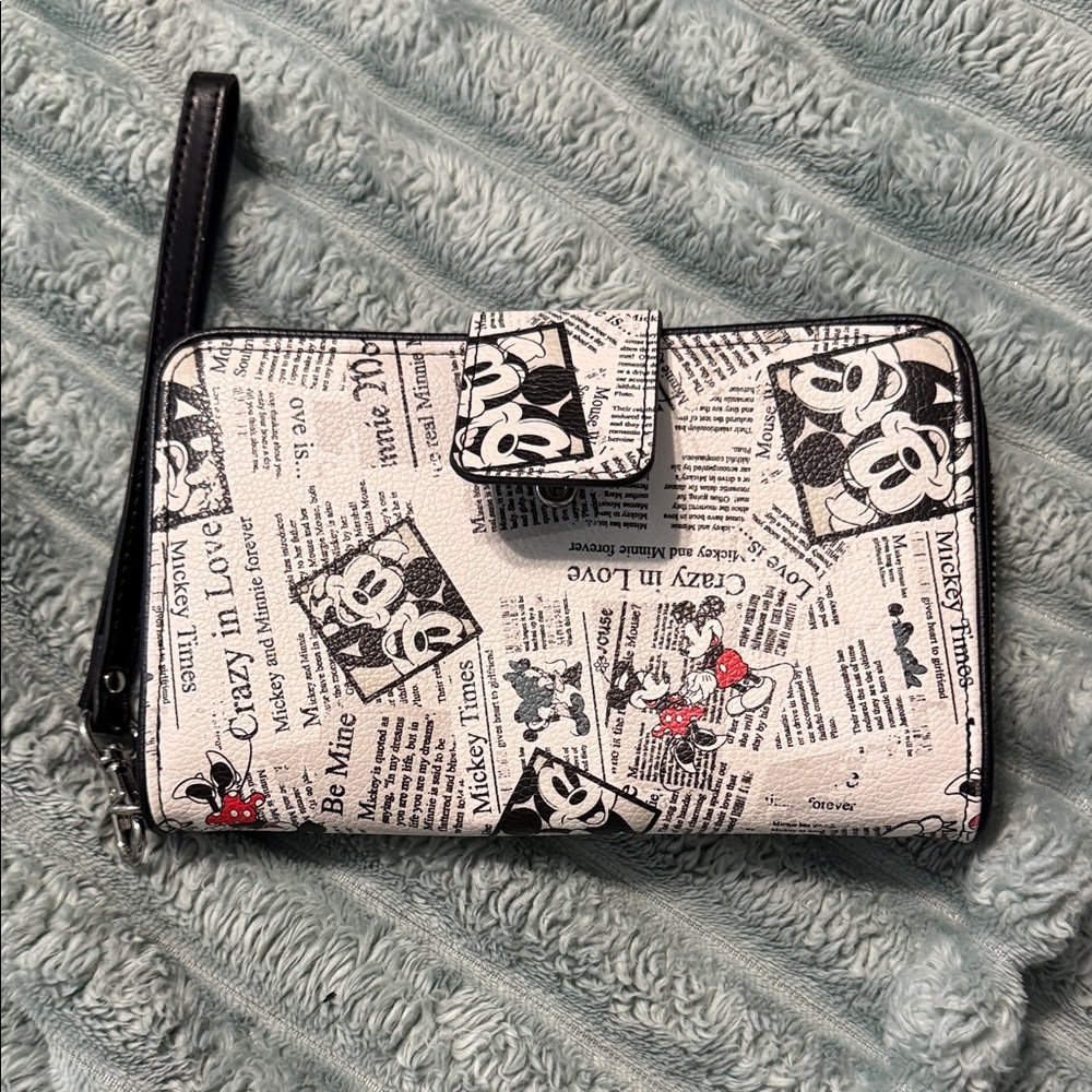 Disney White and Black Wallet Wristlet